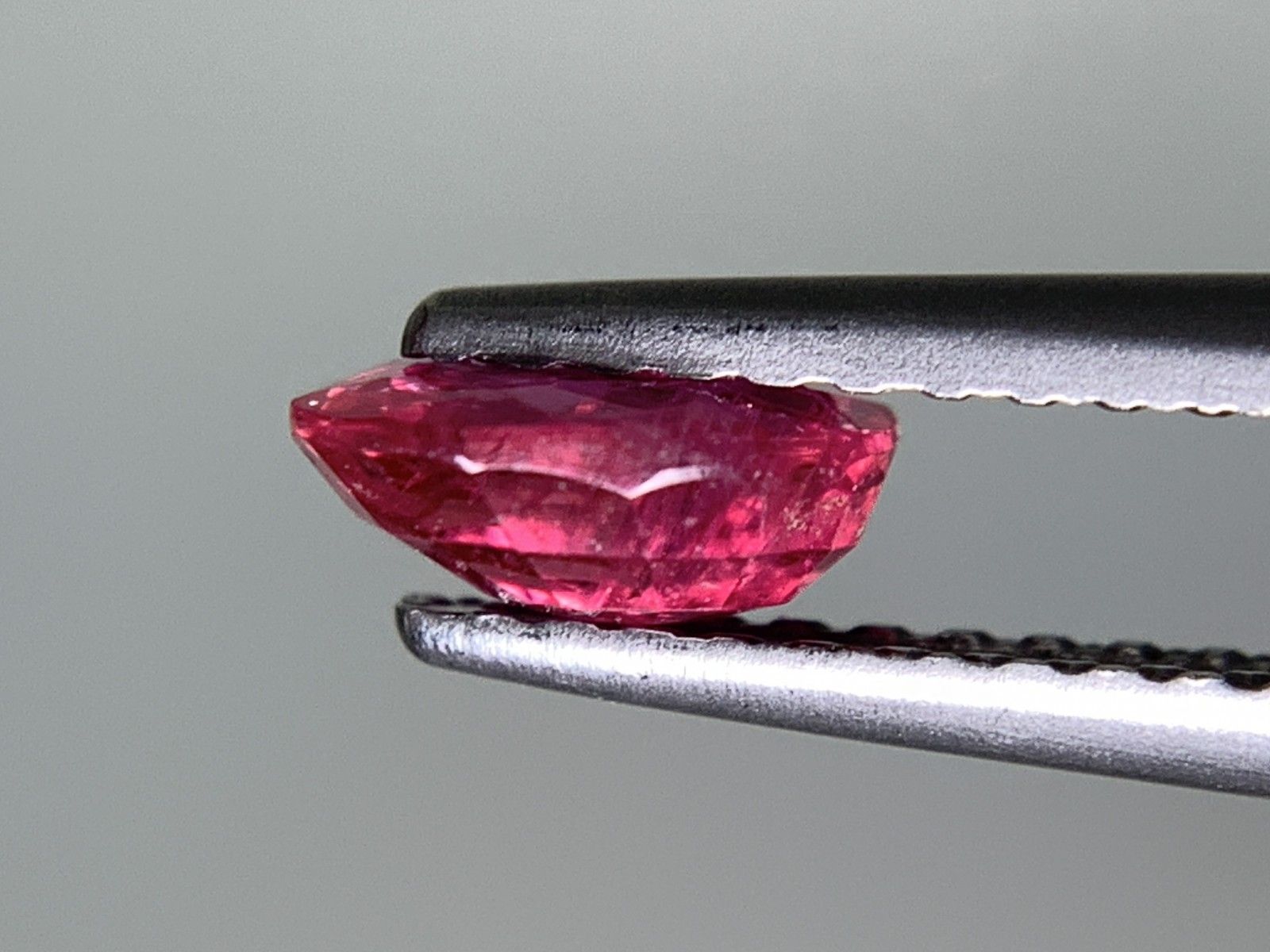 天然ルビー ルビー 天然 0.800ct 宝石ソーティング付き 6.0㎜×4.6㎜×2.5㎜ ルース