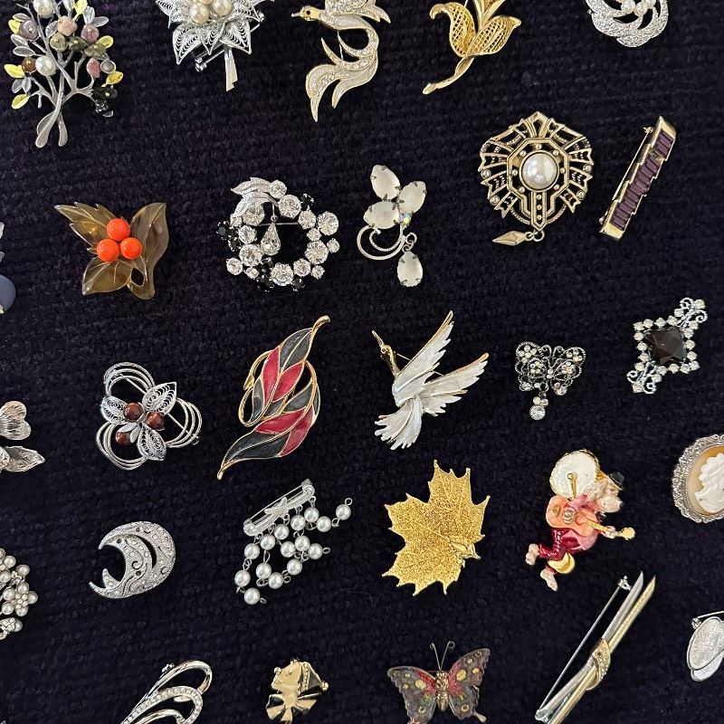 vintage】ブローチ まとめ売り 大量 100点 plus おまけ GT-BR55 - メルカリ
