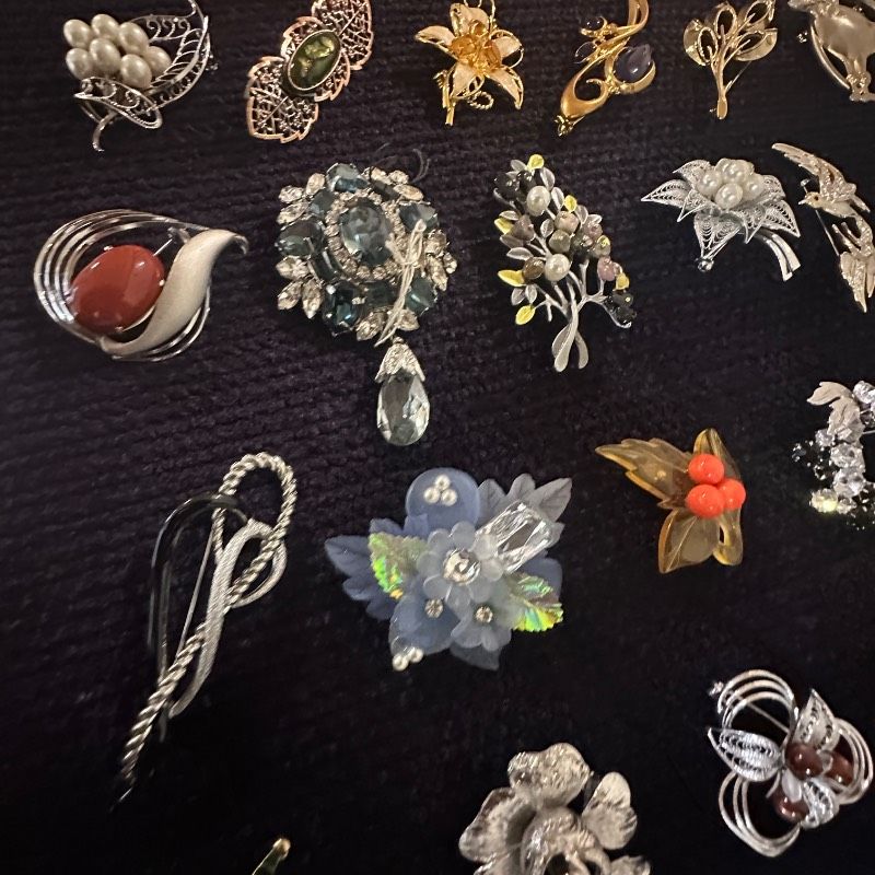 【vintage】ブローチ　まとめ売り　100点以上　大量 vintage】ブローチ まとめ売り 大量 100点 plus おまけ - メルカリ