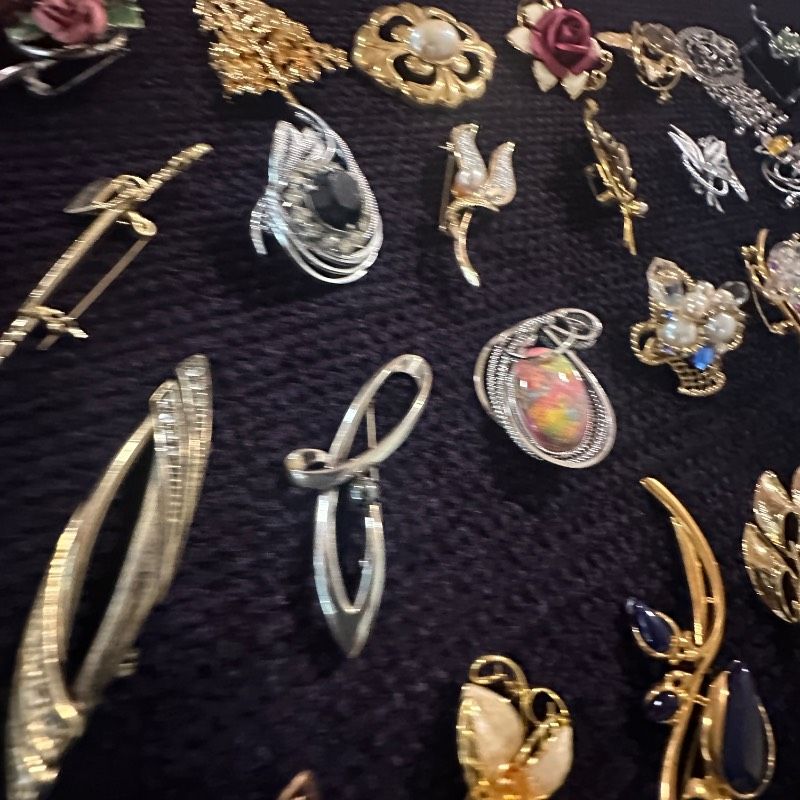 vintage】ブローチ まとめ売り 大量 100点 plus おまけ GT-BR55 - メルカリ