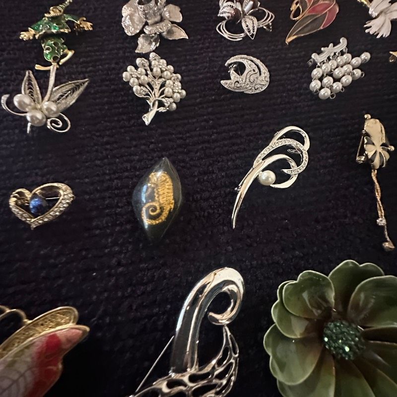 vintage】ブローチ まとめ売り 大量 100点 plus おまけ GT-BR55 - メルカリ