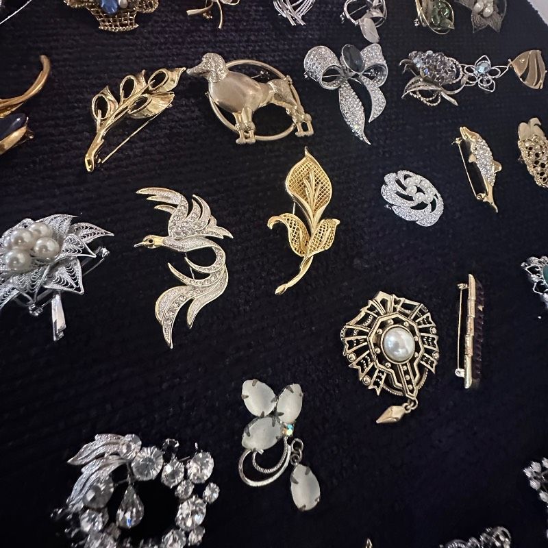 vintage】ブローチ まとめ売り 大量 100点 plus おまけ GT-BR55 - メルカリ