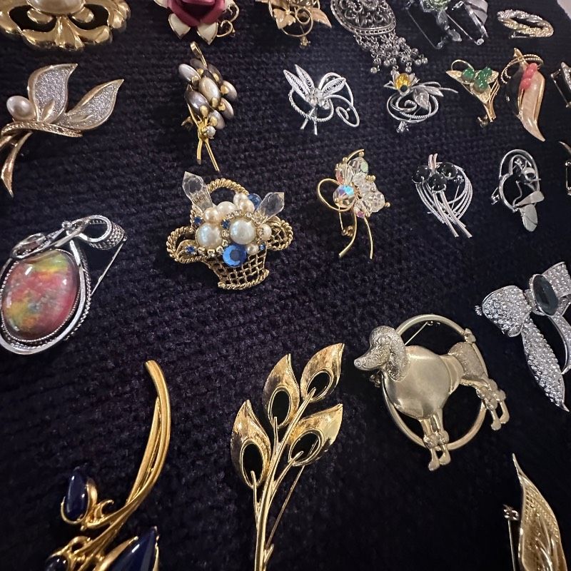 ブローチまとめ売り 約100点 多彩なデザイン vintage】ブローチ まとめ売り 大量 100点 plus おまけ - メルカリ