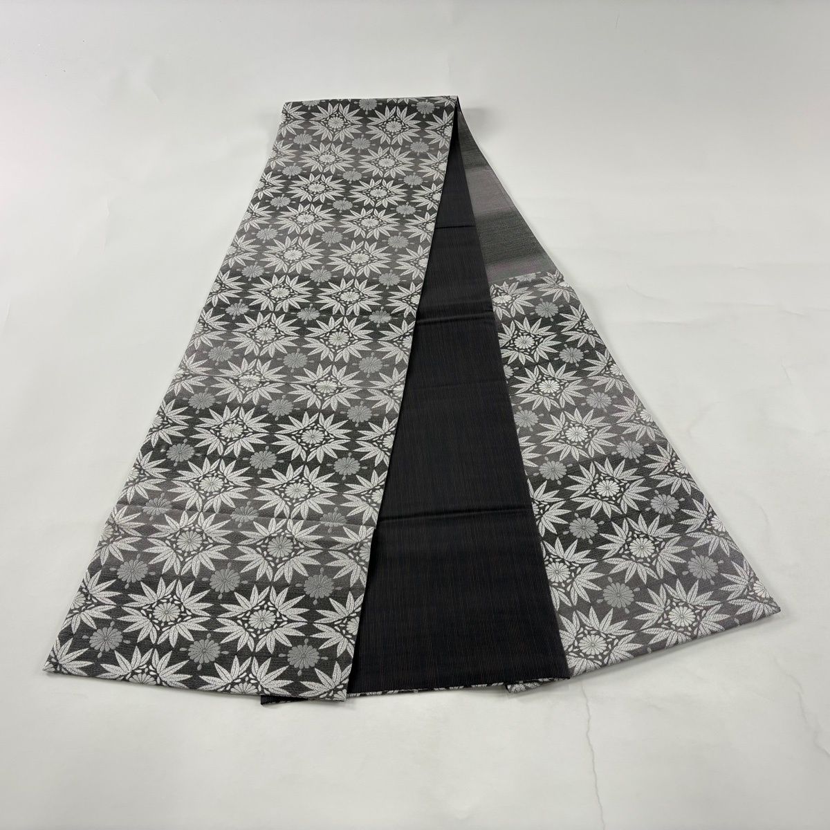 美品】 袋帯 秀品 華文 銀糸 箔 黒灰 六通 正絹 【中古】 - メルカリ