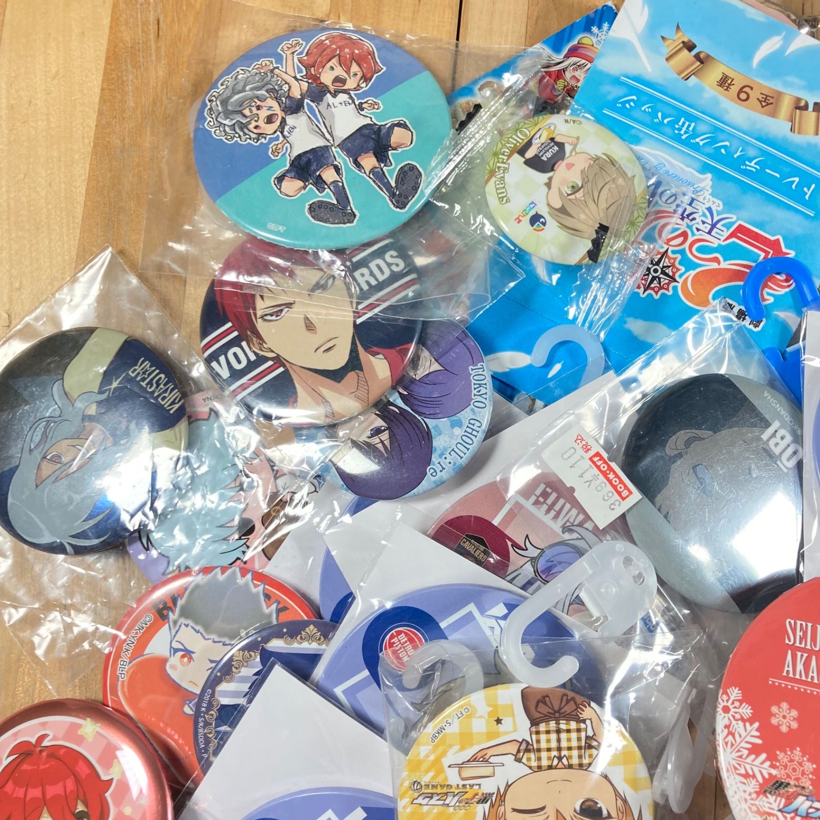 缶バッチアクスタキャラグッズまとめ売り 80サイズ段ボール - メルカリ