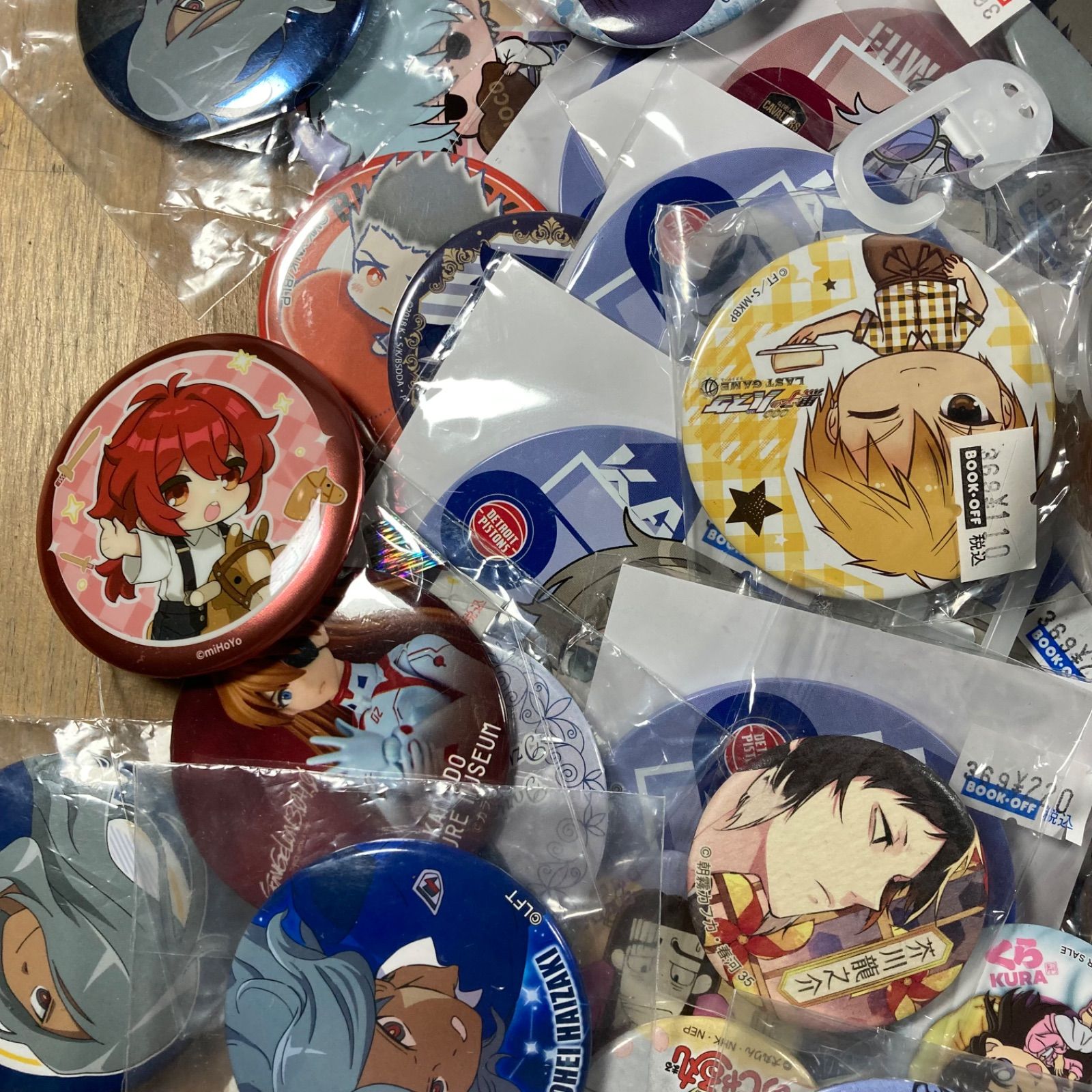 缶バッチアクスタキャラグッズまとめ売り 80サイズ段ボール - メルカリ