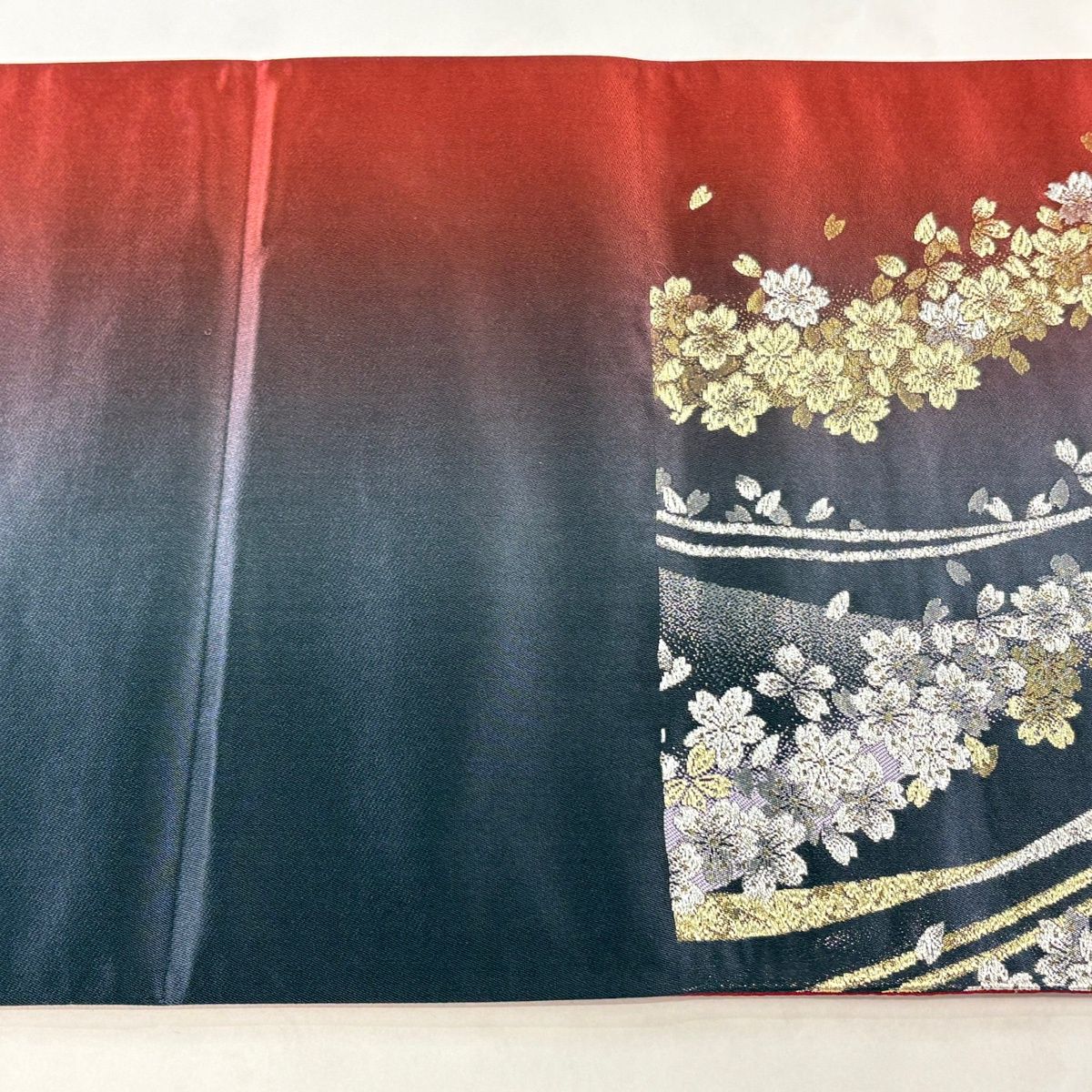 美品】 袋帯 秀品 振袖向き 桜 桜の花びら 箔 金銀糸 茜色 六通 正絹