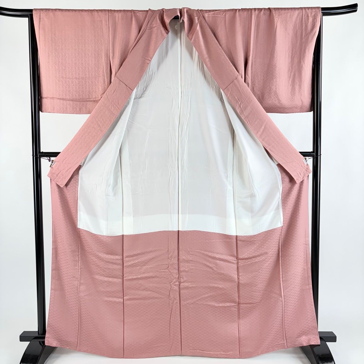 はな♡プロフご一読を ◆685と610の2点◆未使用◆正絹袷色無地　紋縮緬 1580】紬 横段 紅花 袷 - メルカリ