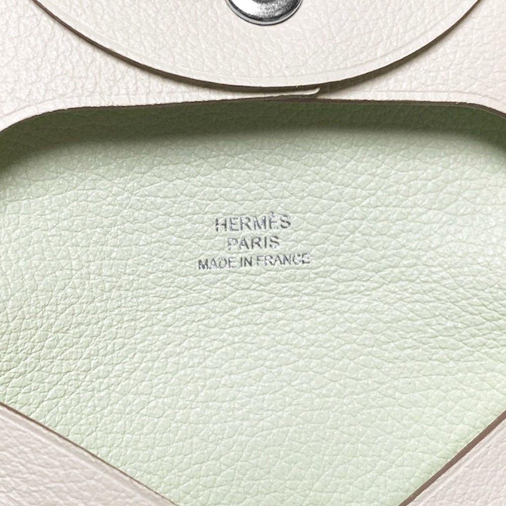 未使用・保管品】エルメス HERMES バスティア ヴェルソ GM コインケース 小銭入れ 財布 バイカラー エバーカラー レザー マッシュルーム 白  ホワイト グリーン B刻 箱付 - メルカリ