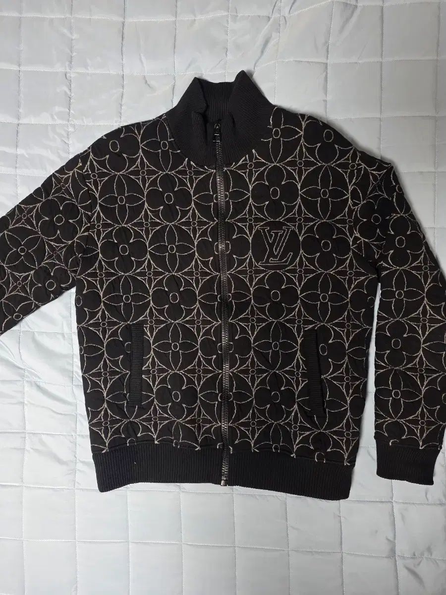 ルイヴィトン モノグラム ブラック フラワー ジップアップ ブルゾン