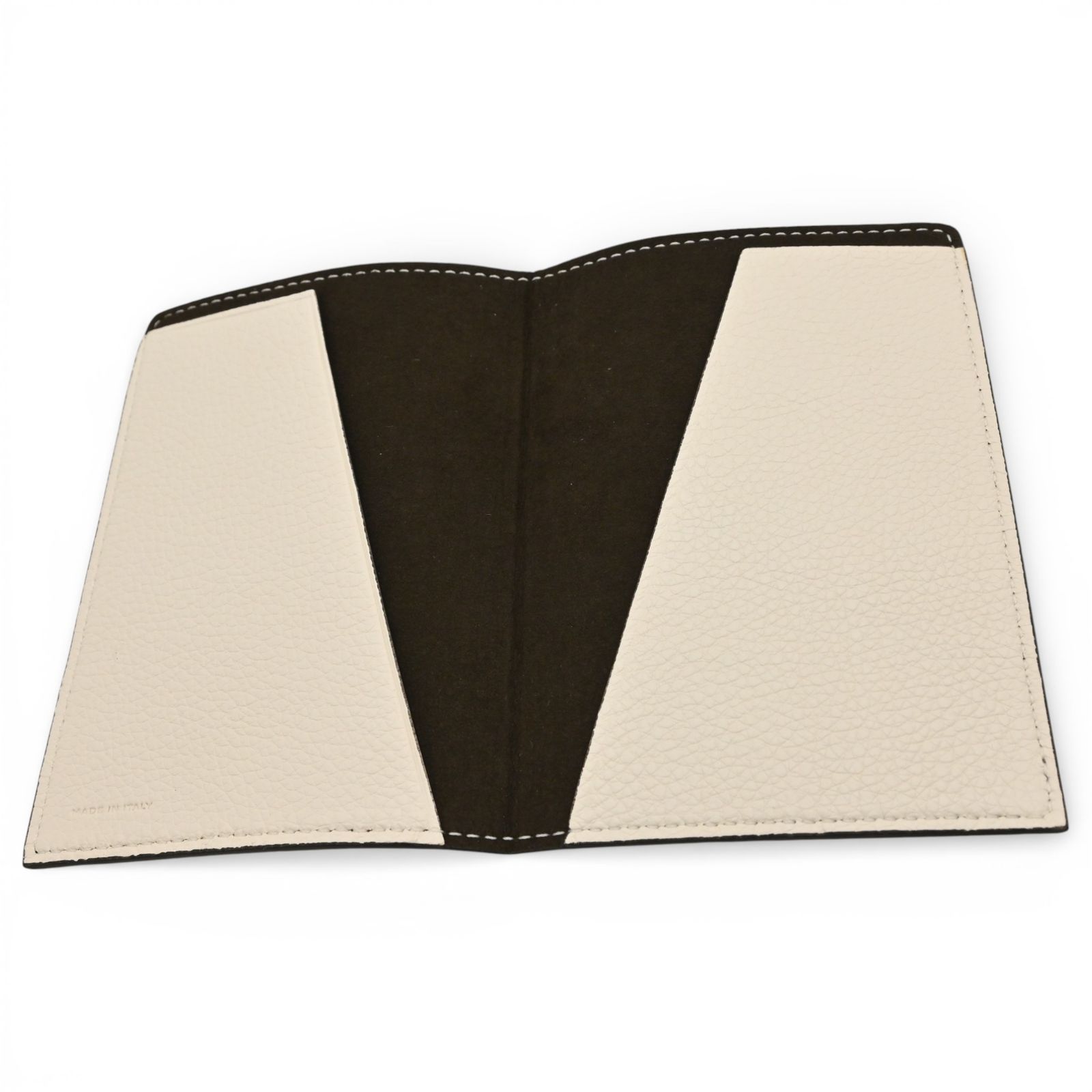 フェンディ ロゴ レザー パスポートケース ホワイト×ブラウン Aランク