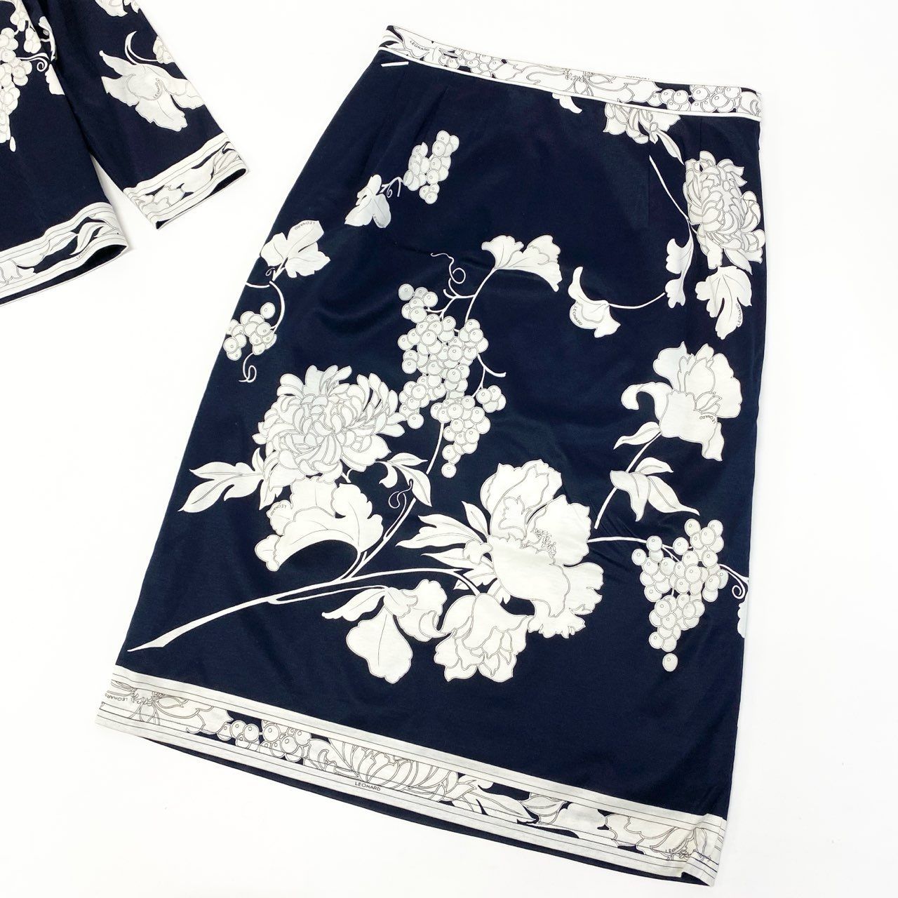 82a29《美品》 LEONARD レオナール 金ボタン 花柄 セットアップ サイズ