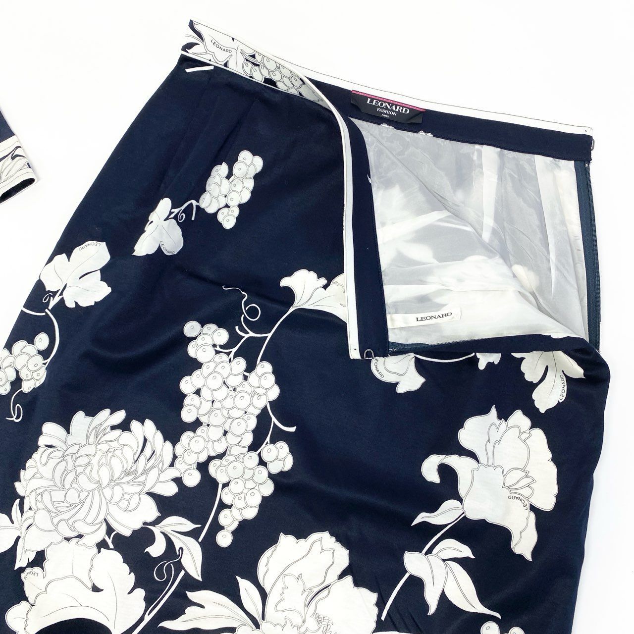 レオナール　花柄　セットアップ　濃紺 82a29《美品》 LEONARD レオナール 金ボタン 花柄 セットアップ サイズ