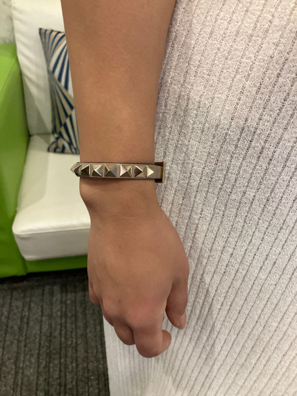 VALENTINO ロックスタッズ レザーブレスレット 替えスタッズ2コマ付 箱・保存袋あり 全長約21cm VALENTINO ロックスタッズ レザーブレスレット 替えスタッズ2コマ付 箱