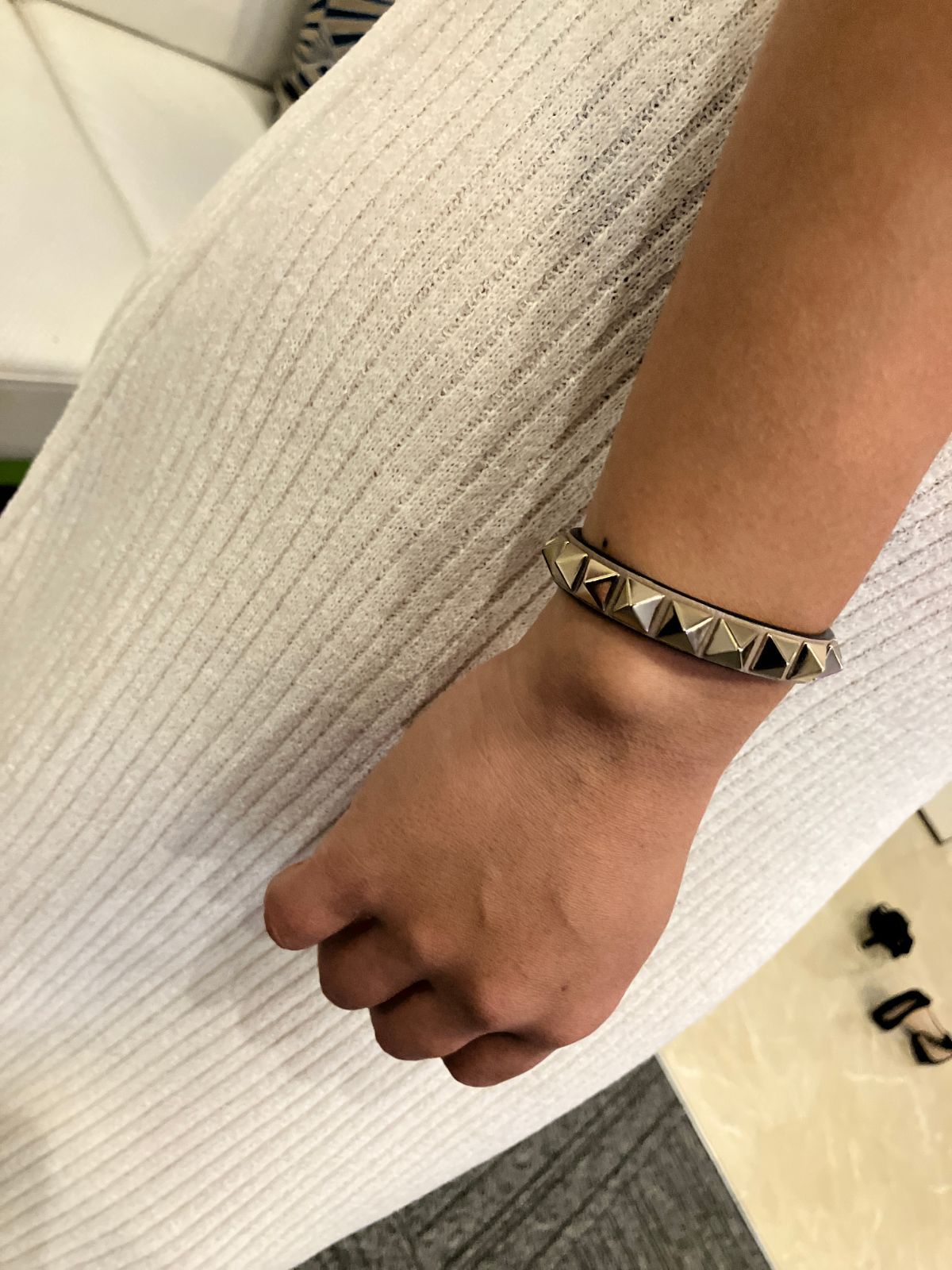 VALENTINO ロックスタッズ レザーブレスレット 替えスタッズ2コマ付 箱・保存袋あり 全長約21cm VALENTINO ロックスタッズ レザーブレスレット 替えスタッズ2コマ付 箱