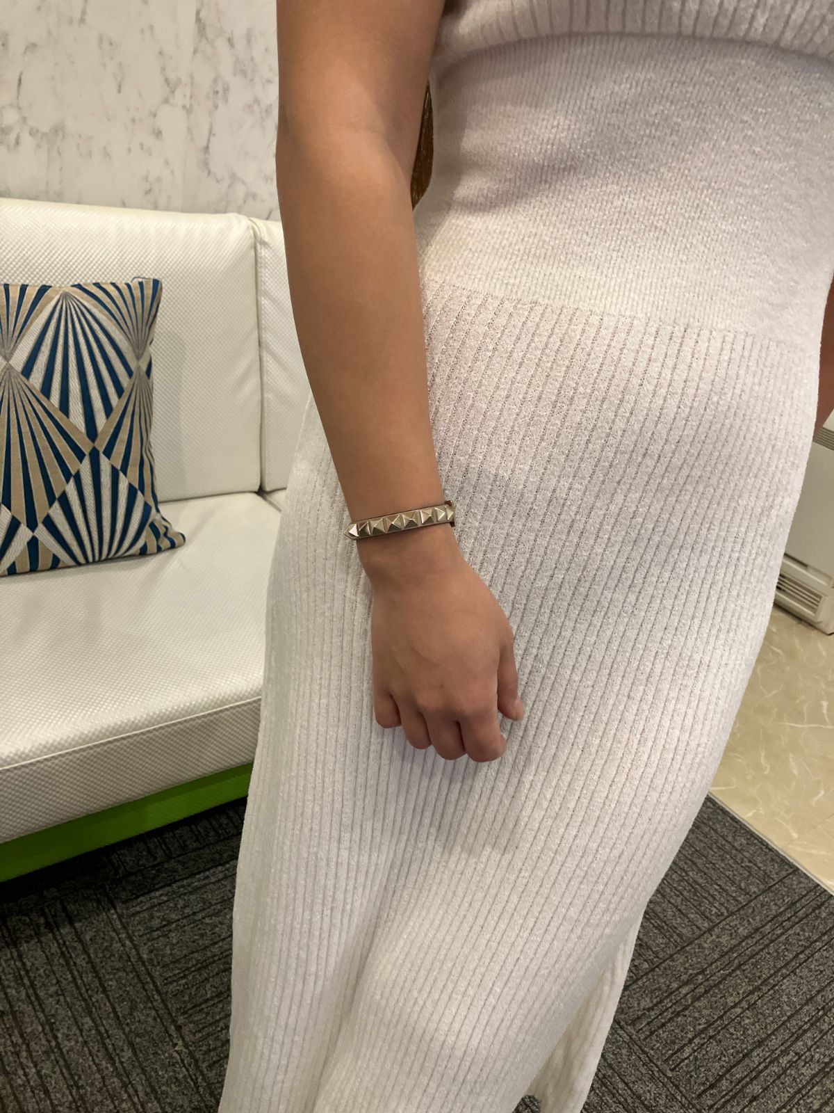 VALENTINO ロックスタッズ レザーブレスレット 替えスタッズ2コマ付 箱・保存袋あり 全長約21cm VALENTINO ロックスタッズ レザーブレスレット 替えスタッズ2コマ付 箱