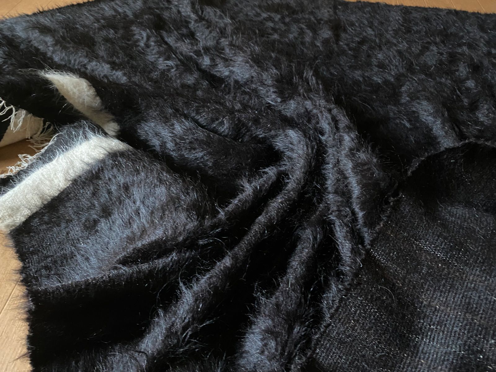 セミアンティーク黒のシイルトバッタニイェ！アンゴラ山羊のモヘアの