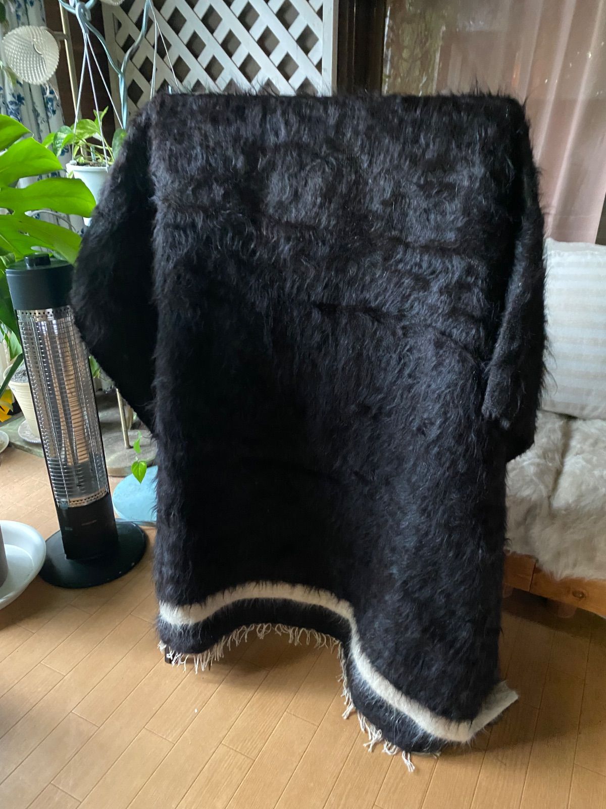 セミアンティーク黒のシイルトバッタニイェ！アンゴラ山羊のモヘアの