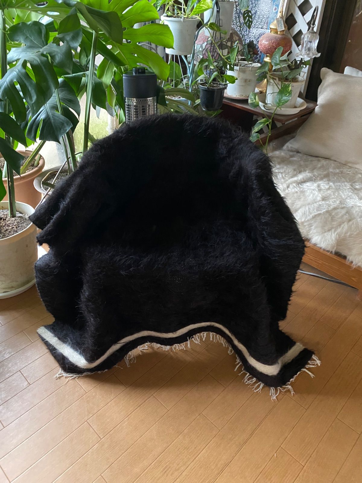 セミアンティーク黒のシイルトバッタニイェ！アンゴラ山羊のモヘアの