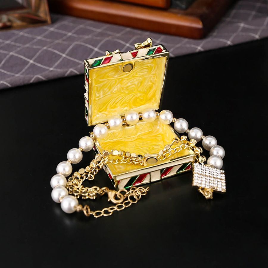 新品未使用 新作四角型蝶柄ジュエリーボックス 贈答品七宝焼蝶柄金属製