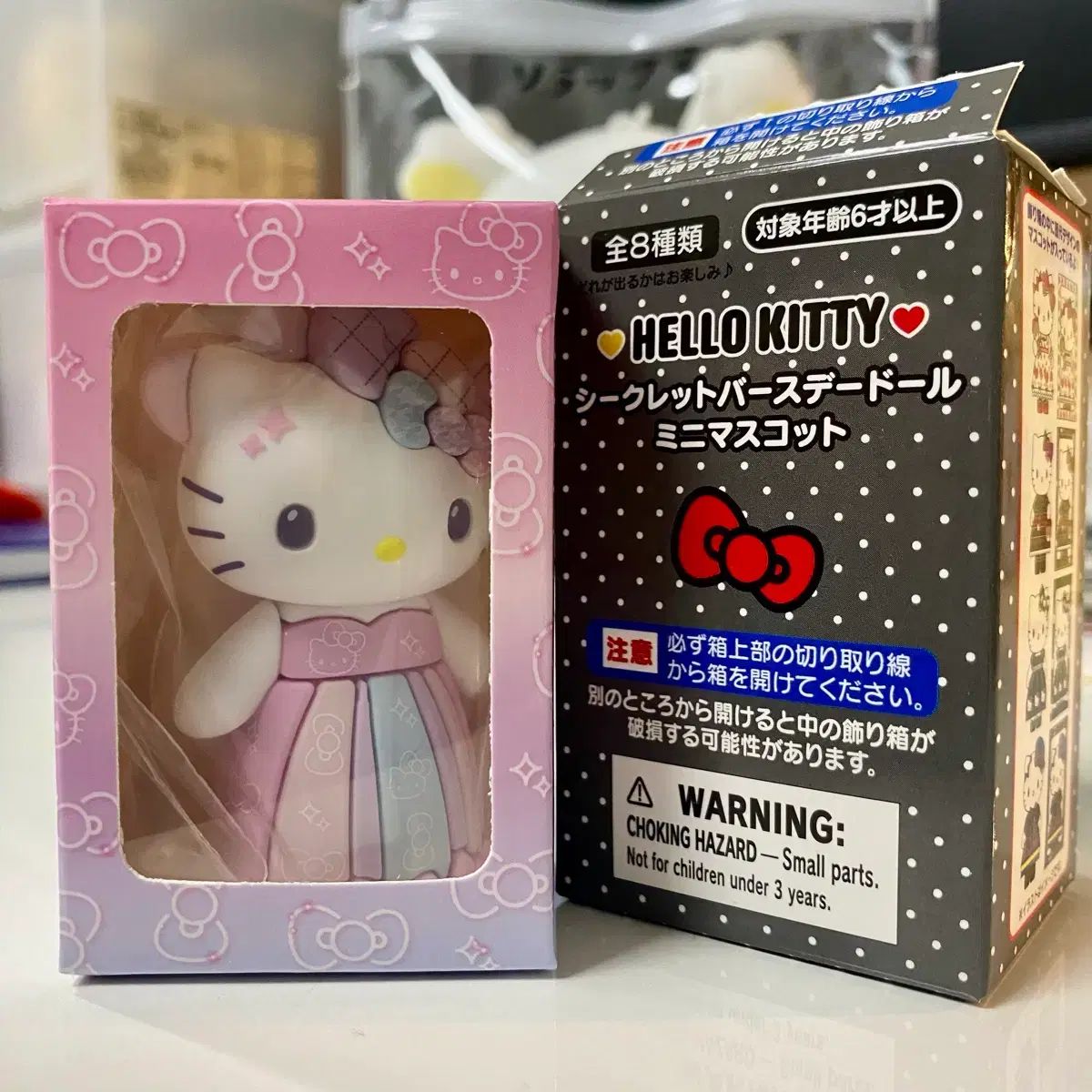 サンリオ ハローキティ 誕生日 クローゼット ミニフィギュア ドレス
