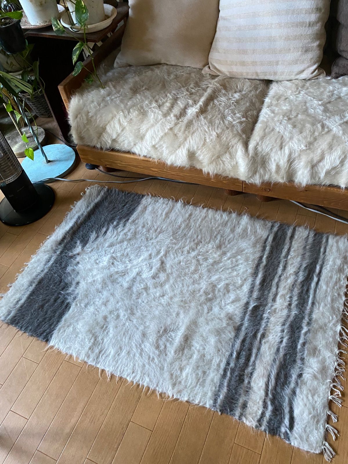 合わせやすい上品な色合いヴィンテージグレーと白のシイルトバッタニ