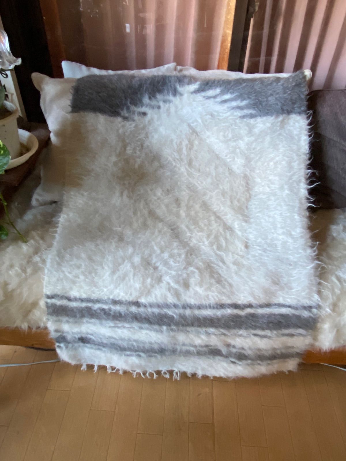 合わせやすい上品な色合いヴィンテージグレーと白のシイルトバッタニ