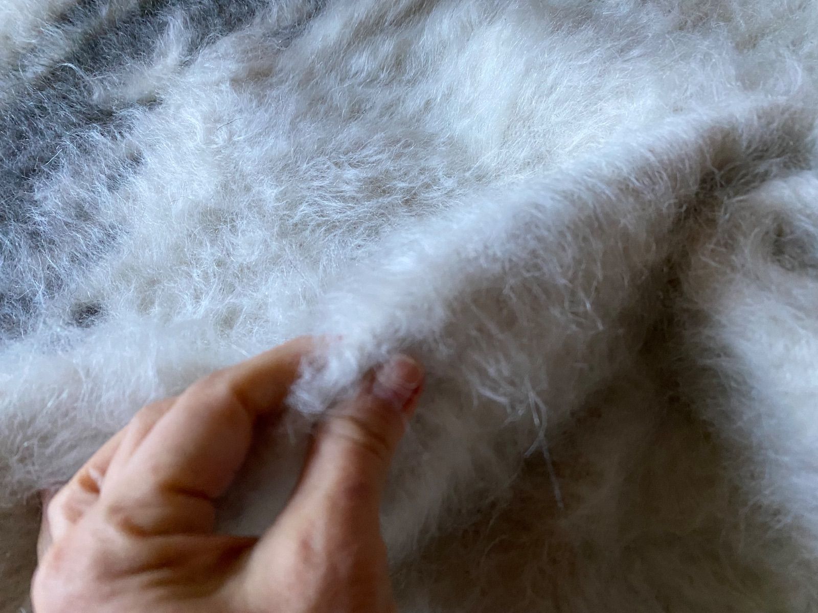 合わせやすい上品な色合いヴィンテージグレーと白のシイルトバッタニ