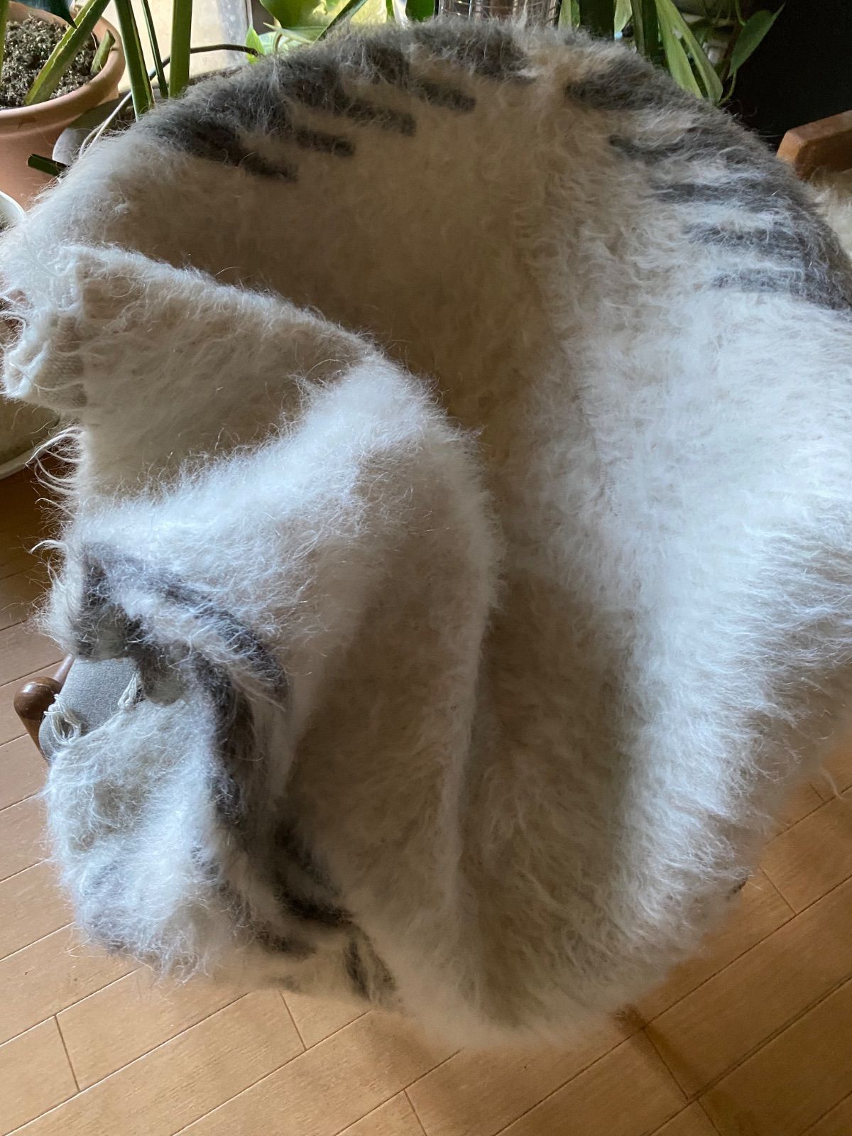 合わせやすい上品な色合いヴィンテージグレーと白のシイルトバッタニ