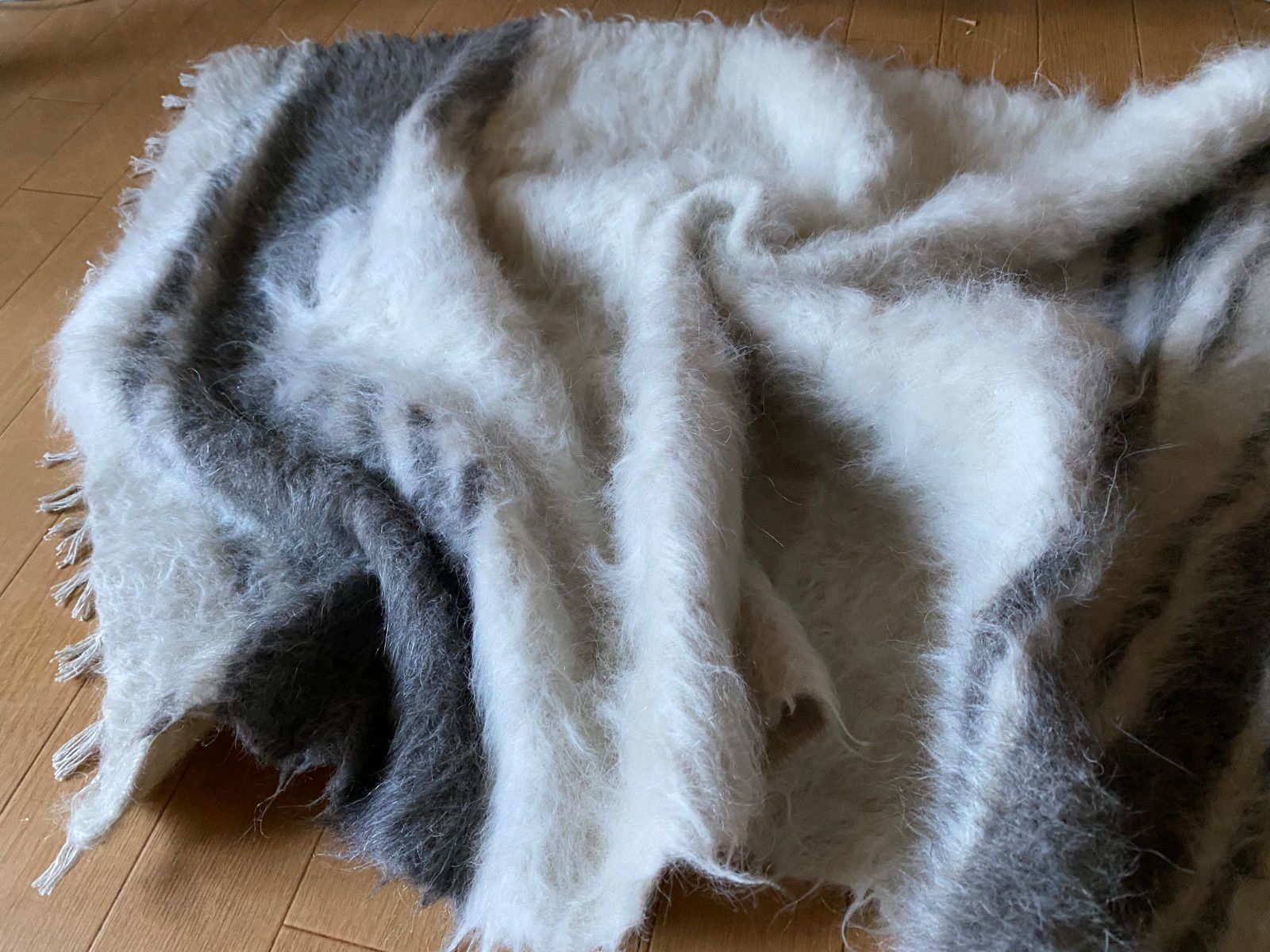 合わせやすい上品な色合いヴィンテージグレーと白のシイルトバッタニ