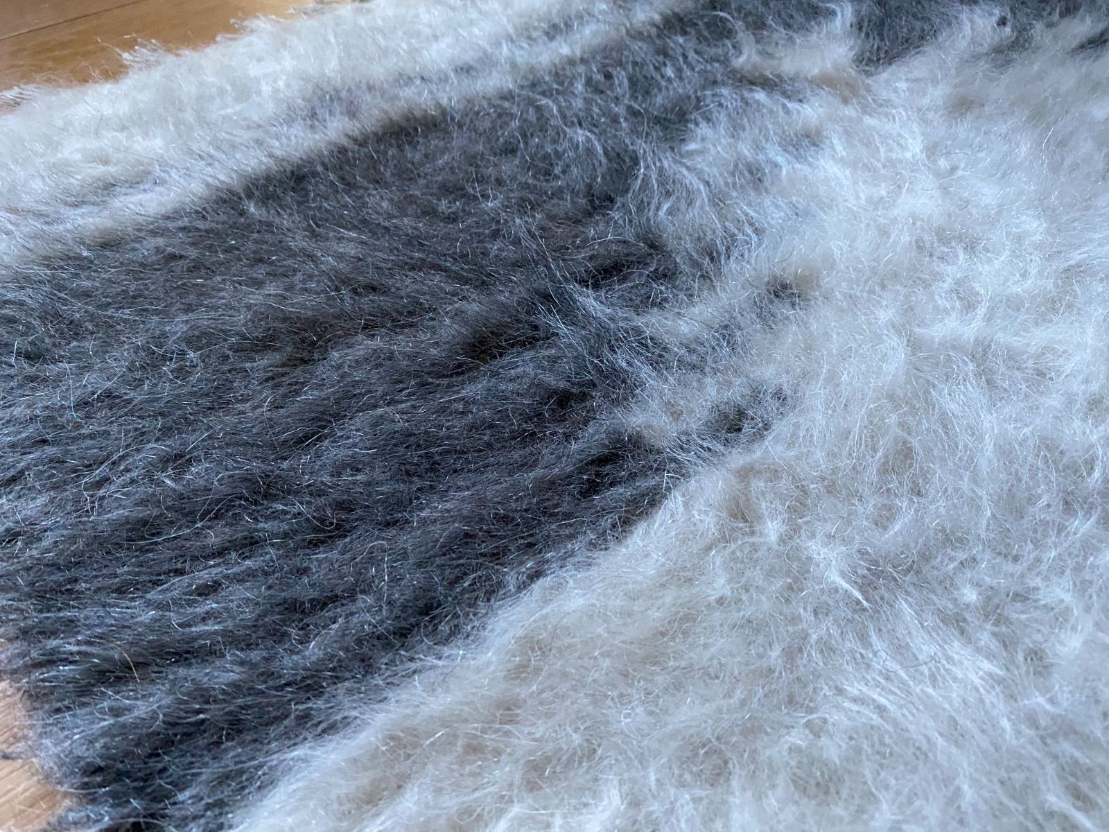 合わせやすい上品な色合いヴィンテージグレーと白のシイルトバッタニ