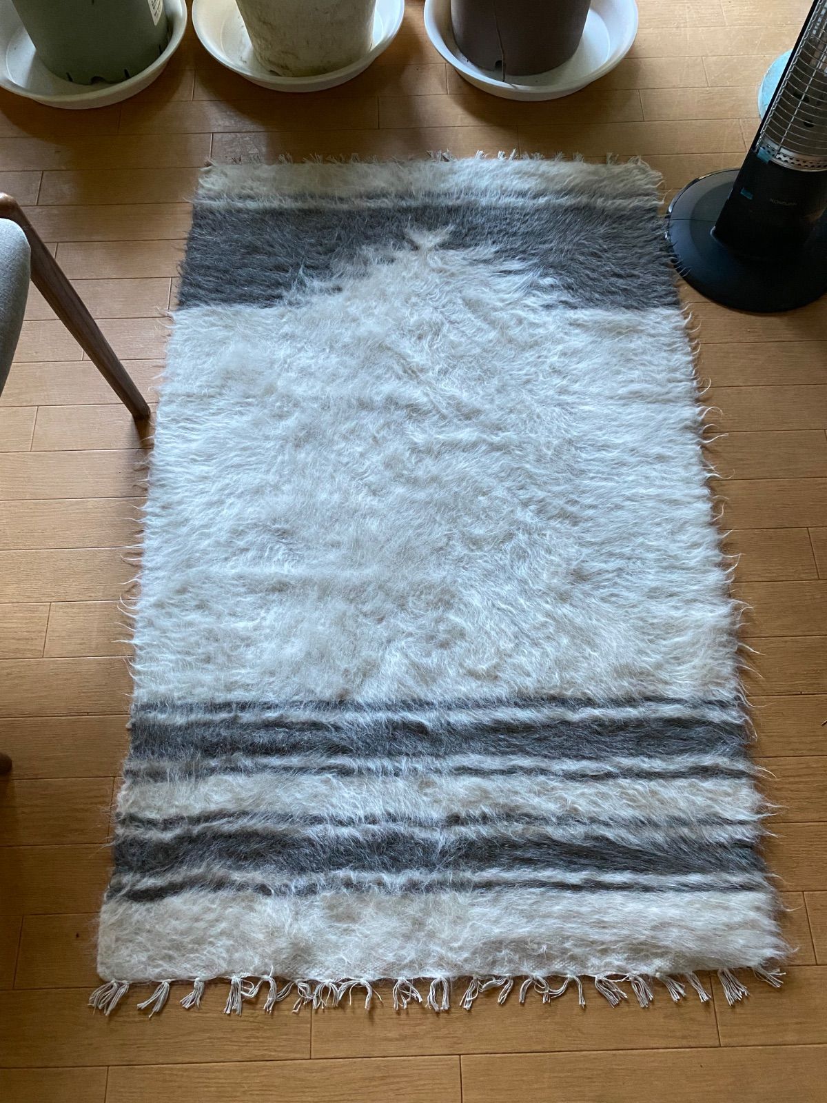 合わせやすい上品な色合いヴィンテージグレーと白のシイルトバッタニ