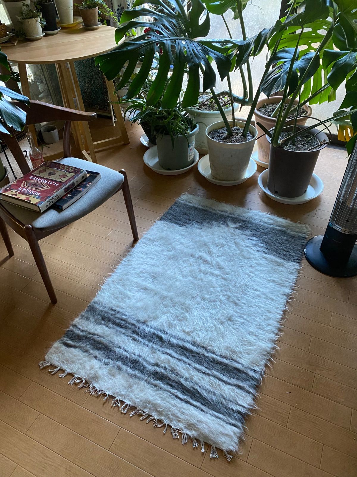 合わせやすい上品な色合いヴィンテージグレーと白のシイルトバッタニ