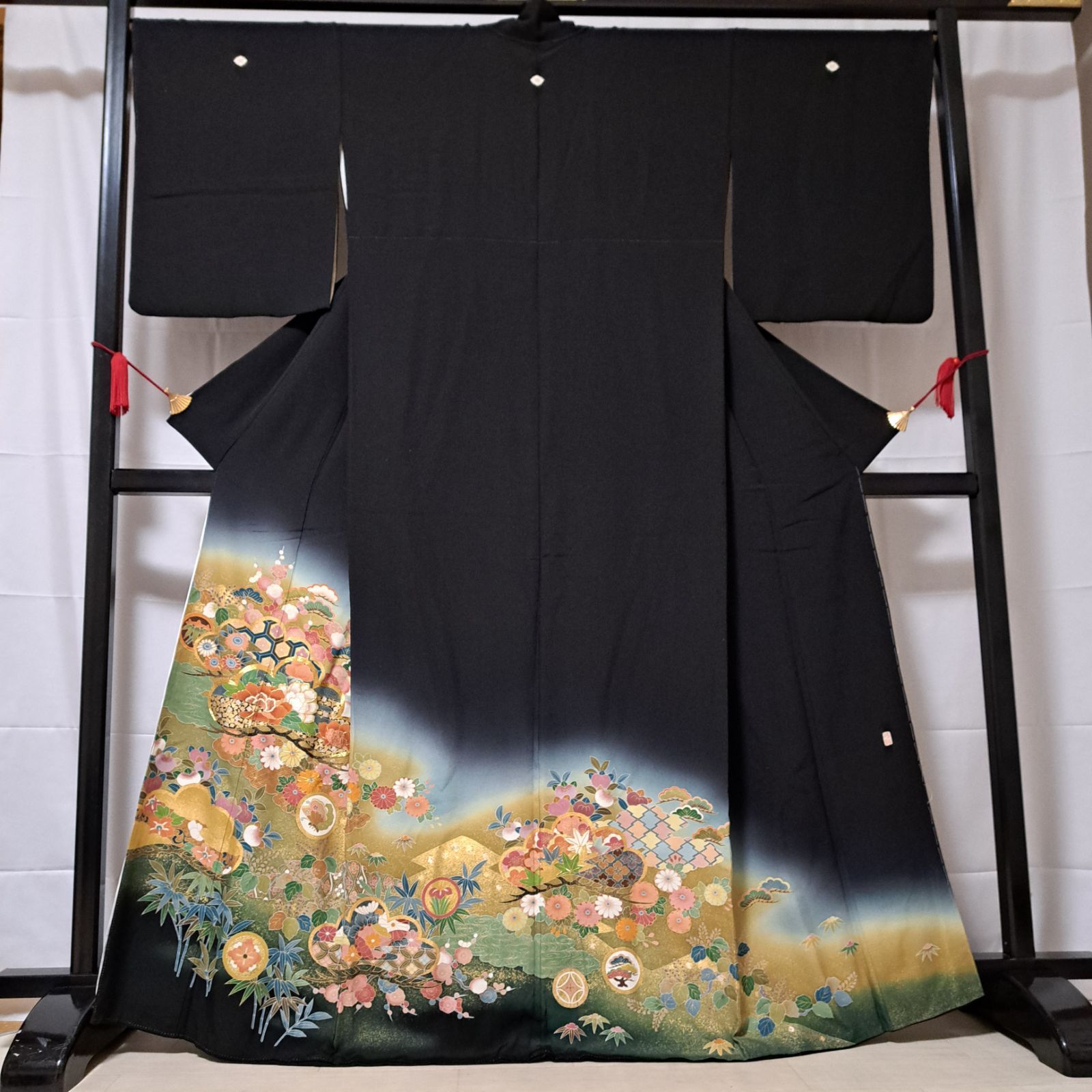 【未使用】花束柄　黒留袖 比翼付 正絹 五つ紋 楽天市場】【正絹黒留袖 未仕立て 仮絵羽 鬘帯と萩柄】礼装 黒留め袖