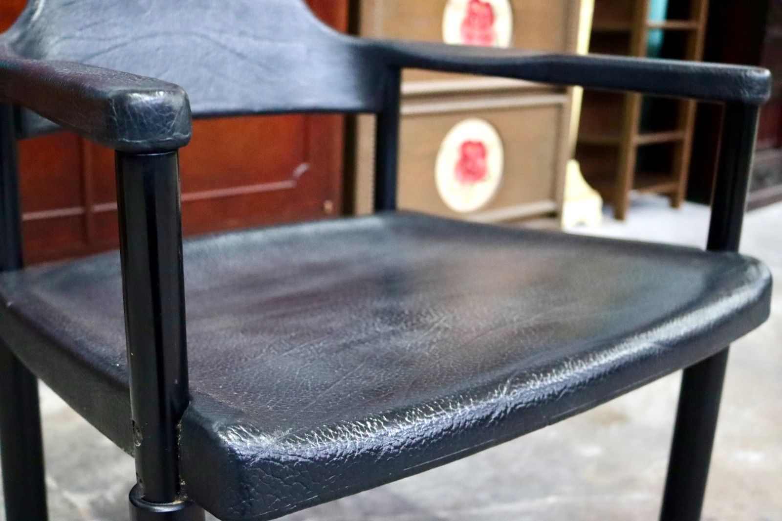 GMIS471H○レオナルド アームチェア ブラック スイス デザイナーズ家具