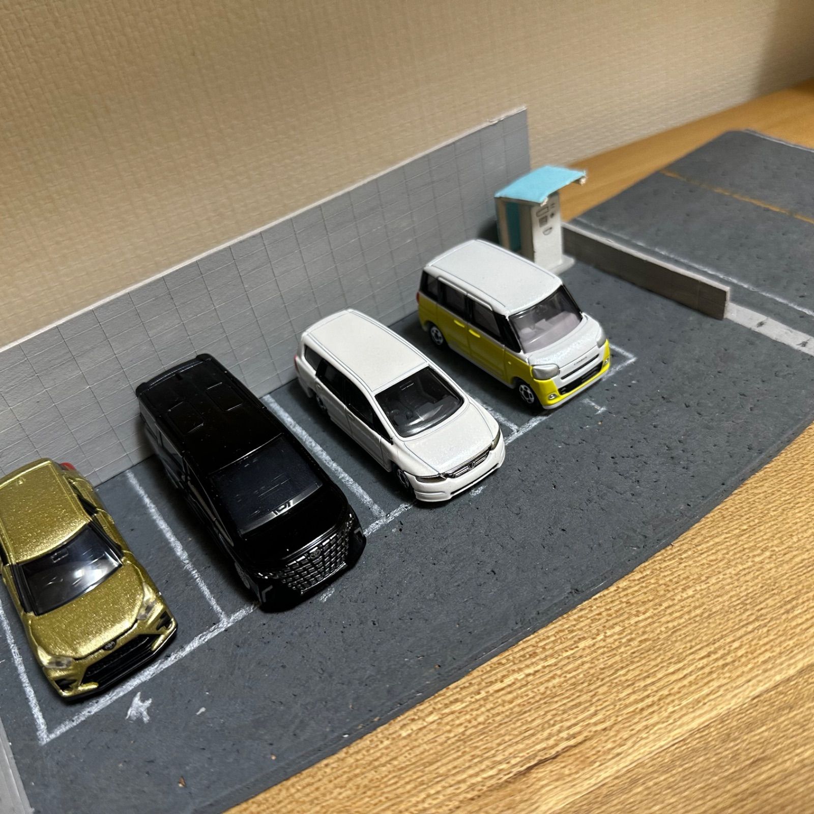 ミニチュアジオラマ】トミカの駐車場 ミニカーサイズの1/64 - メルカリ