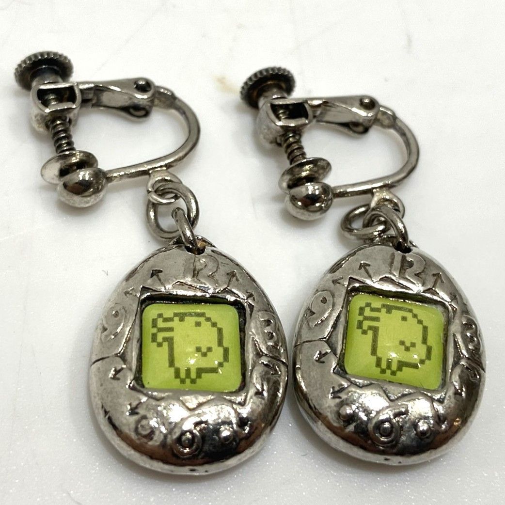 ☆たまごっち くちぱっち イヤリング 両耳 ネジバネ式 初代 シルバー系