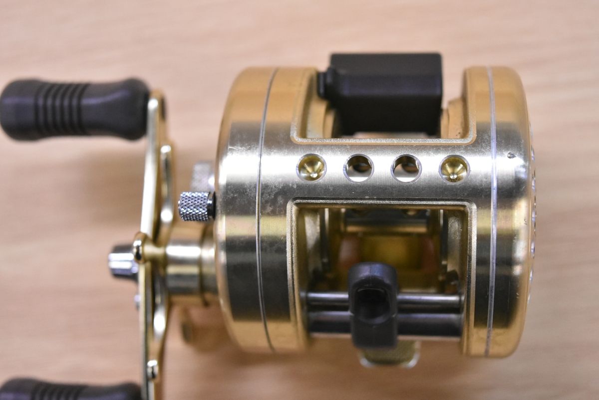 シマノ カルカッタ 200XT 右 ベイトリール SHIMANO CALCUTTA バス