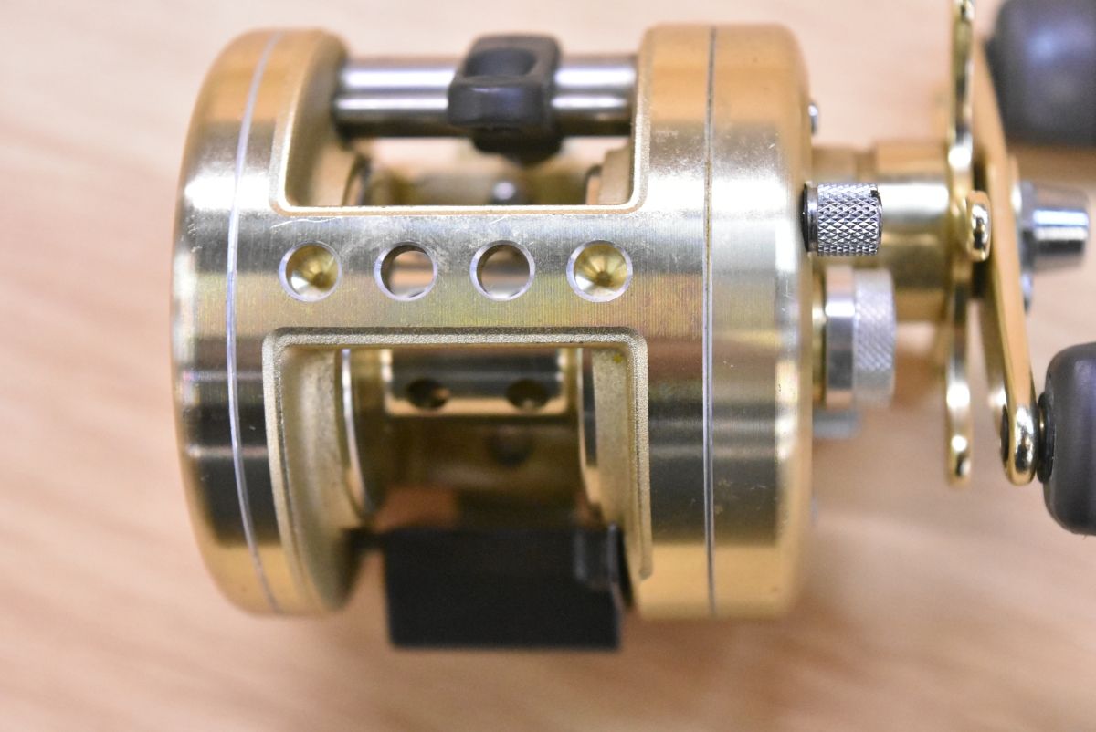 シマノ カルカッタ 200XT 右 ベイトリール SHIMANO CALCUTTA シーバス