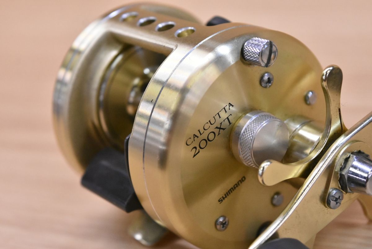 シマノ カルカッタ 200XT 右 ベイトリール SHIMANO CALCUTTA シーバス