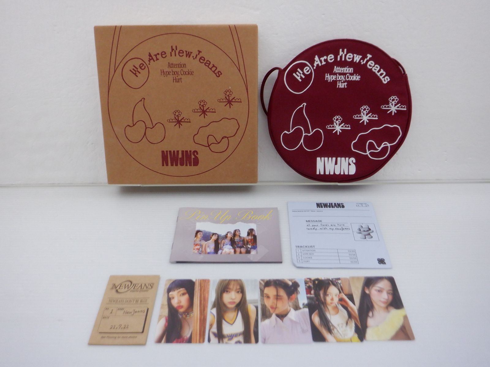 □ NewJeans 1st EP 限定版 bag ver. 赤 - メルカリ