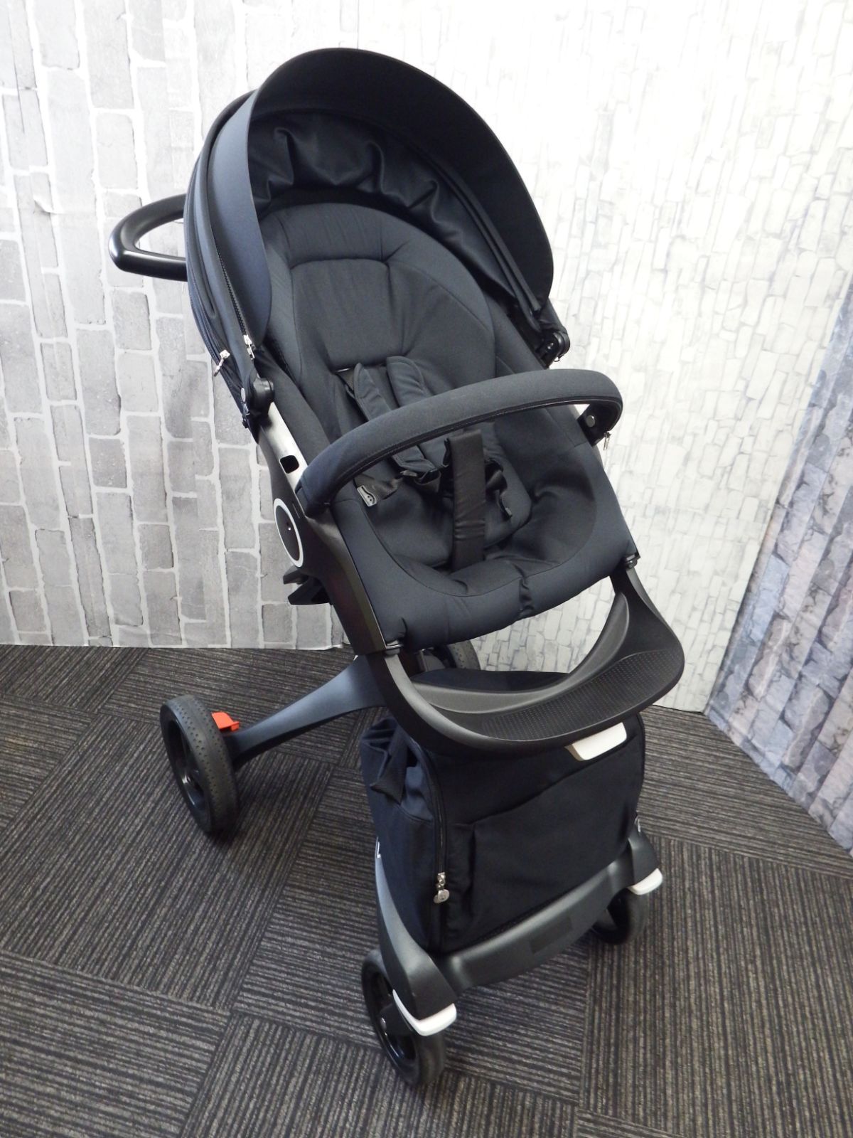 直接引取 ストッケ エクスプローリー V4 ブラック ベビーカー Xplory V4 Stokke S0201