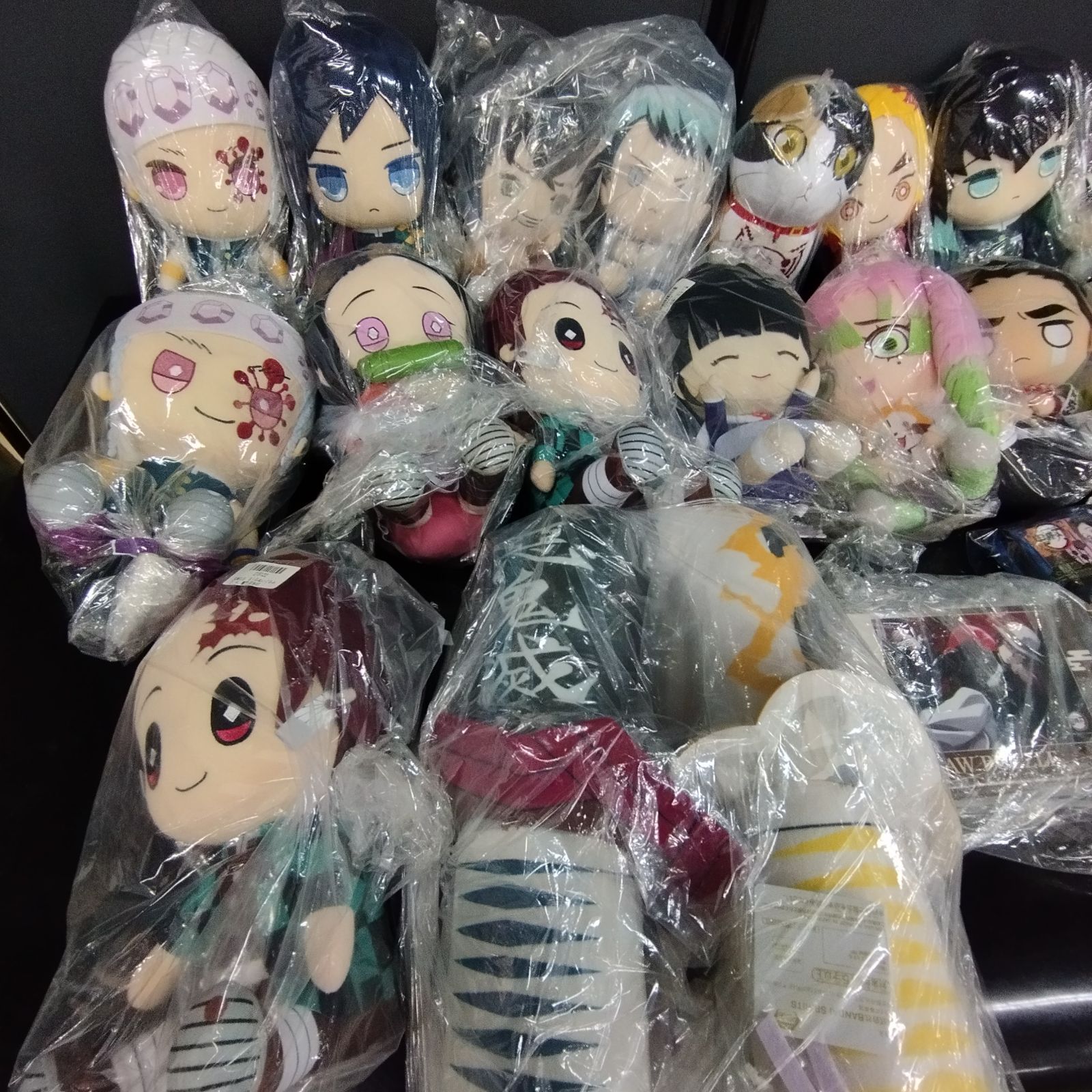 D21711】鬼滅の刃 ぬいぐるみ グッズ 詰め合わせ 大量 画像1枚目、2枚