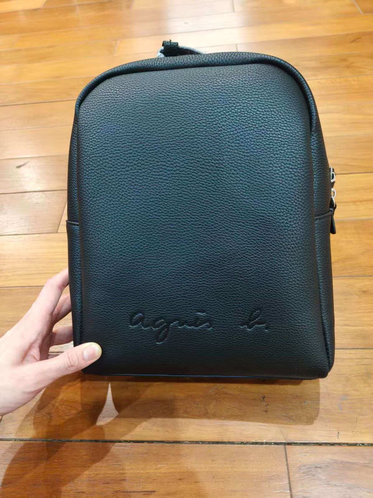 送料無料】Agnes bアニエスベー黒レザーリュックサック プチエンボス