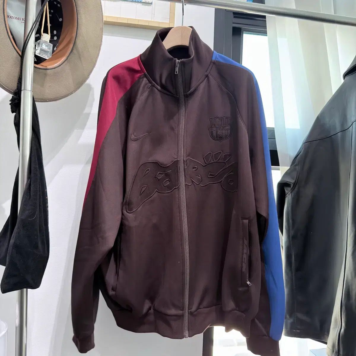 L) トラヴィススコット NIKE バルセロナ トラックジャケット - メルカリ