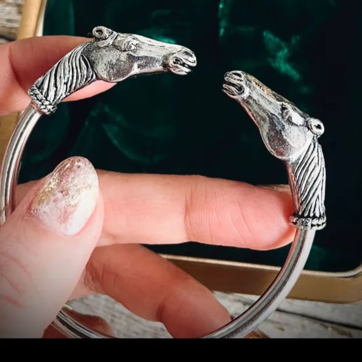 バングル】horse 馬 シルバー 重厚 ユニセックス 70'sフランス - メルカリ