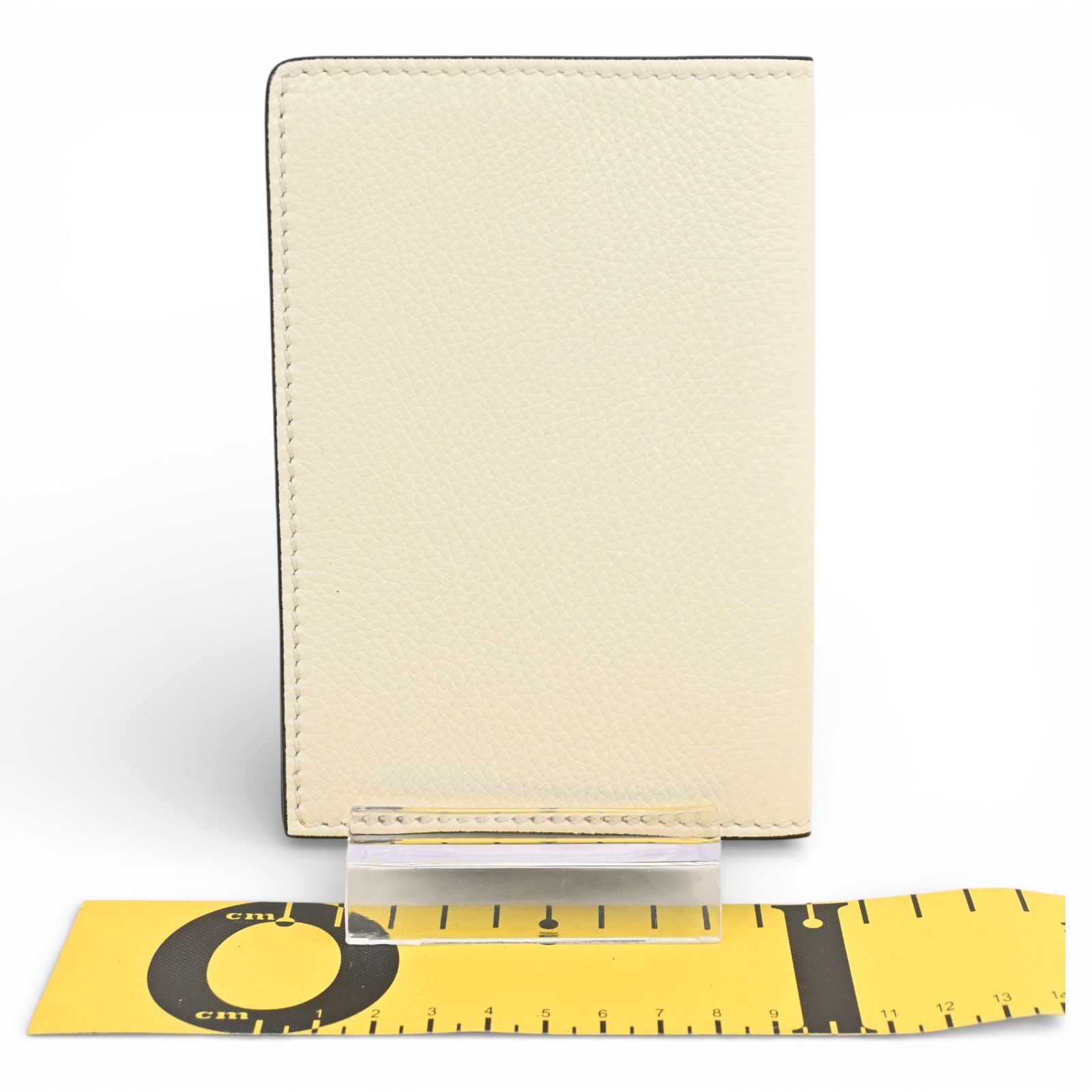 フェンディ ロゴ レザー パスポートケース ホワイト×ブラウン Aランク fe 2211 ss