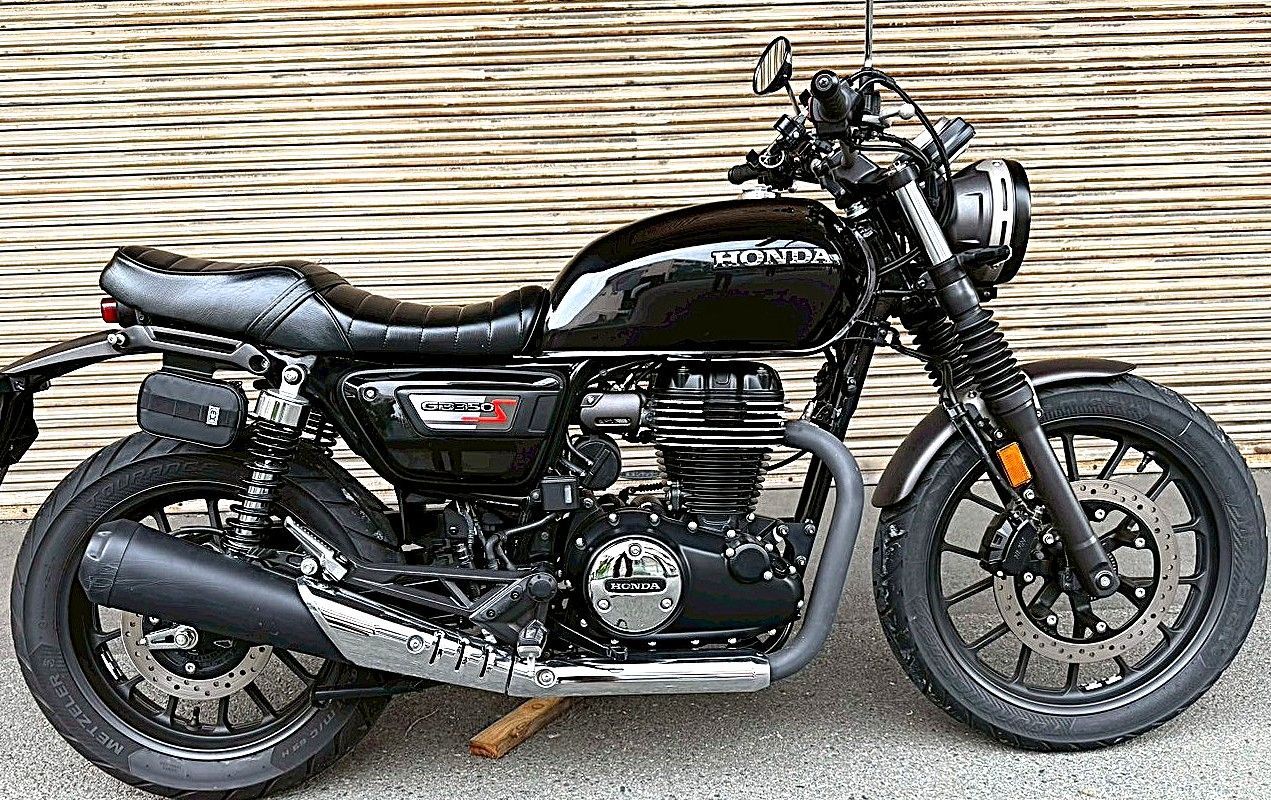 GB350Sエス 黒皮 タックロールシート/黒 装着画像 あんこ抜きBLACK 