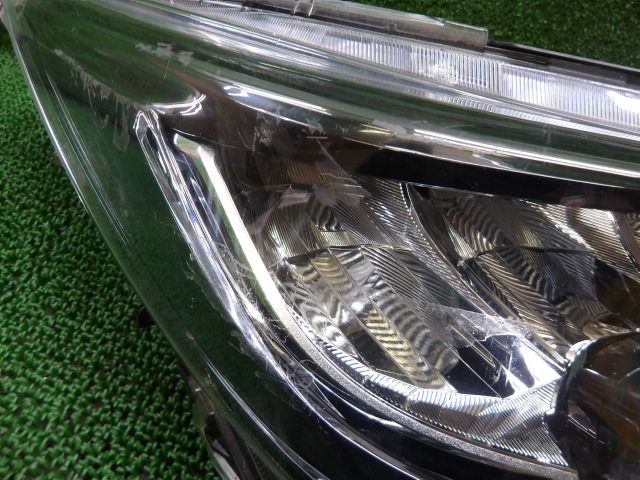 7FM8631 AAD4 トヨタ カローラ ZWE211W/ZWE214W HYBRIDS ヘッドライト右　LED　コイト12-633