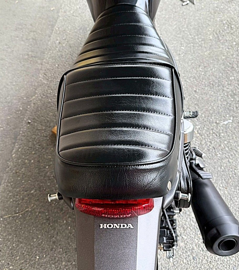 GB350Sエス 鋲打ち 黒皮 タックロールシート/黒 装着画像 あんこ抜き